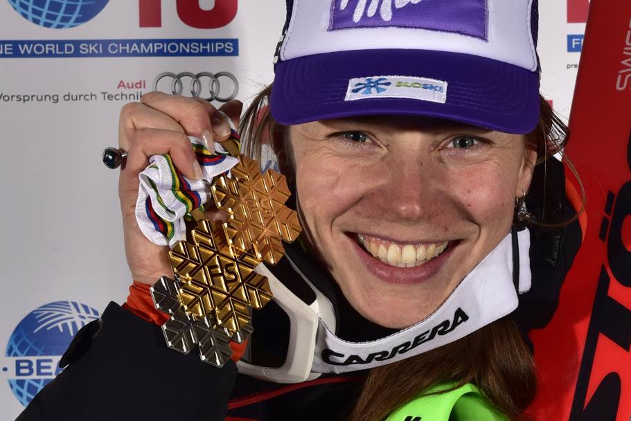 La slovena Tina Maze con le tre medaglie mondiali conquistate sin qui: oro in discesa e supercombinata, argento nel superG